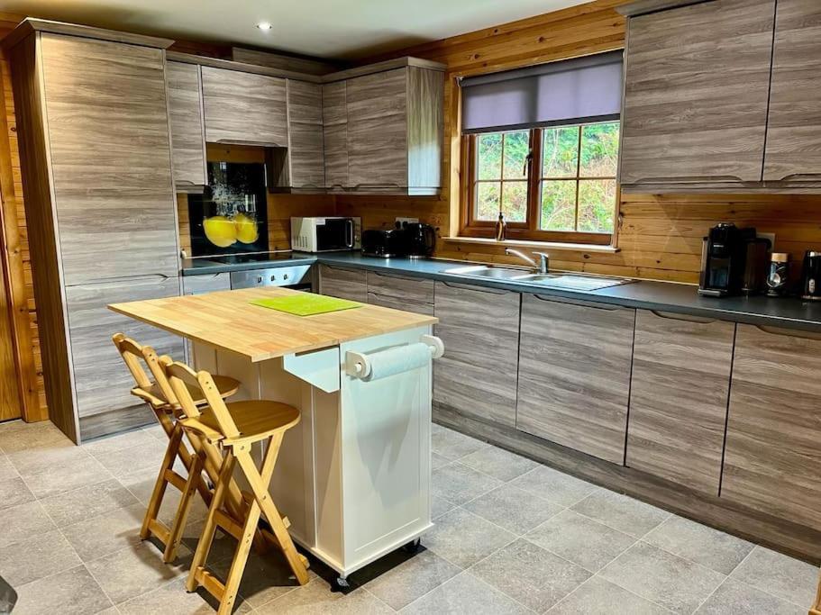 Artro Lodge Luxury 3 Bedroom, 3 Bathroom & Hot Tub Лланбедр Экстерьер фото
